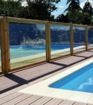 Cloture de piscine en bois et PMMA