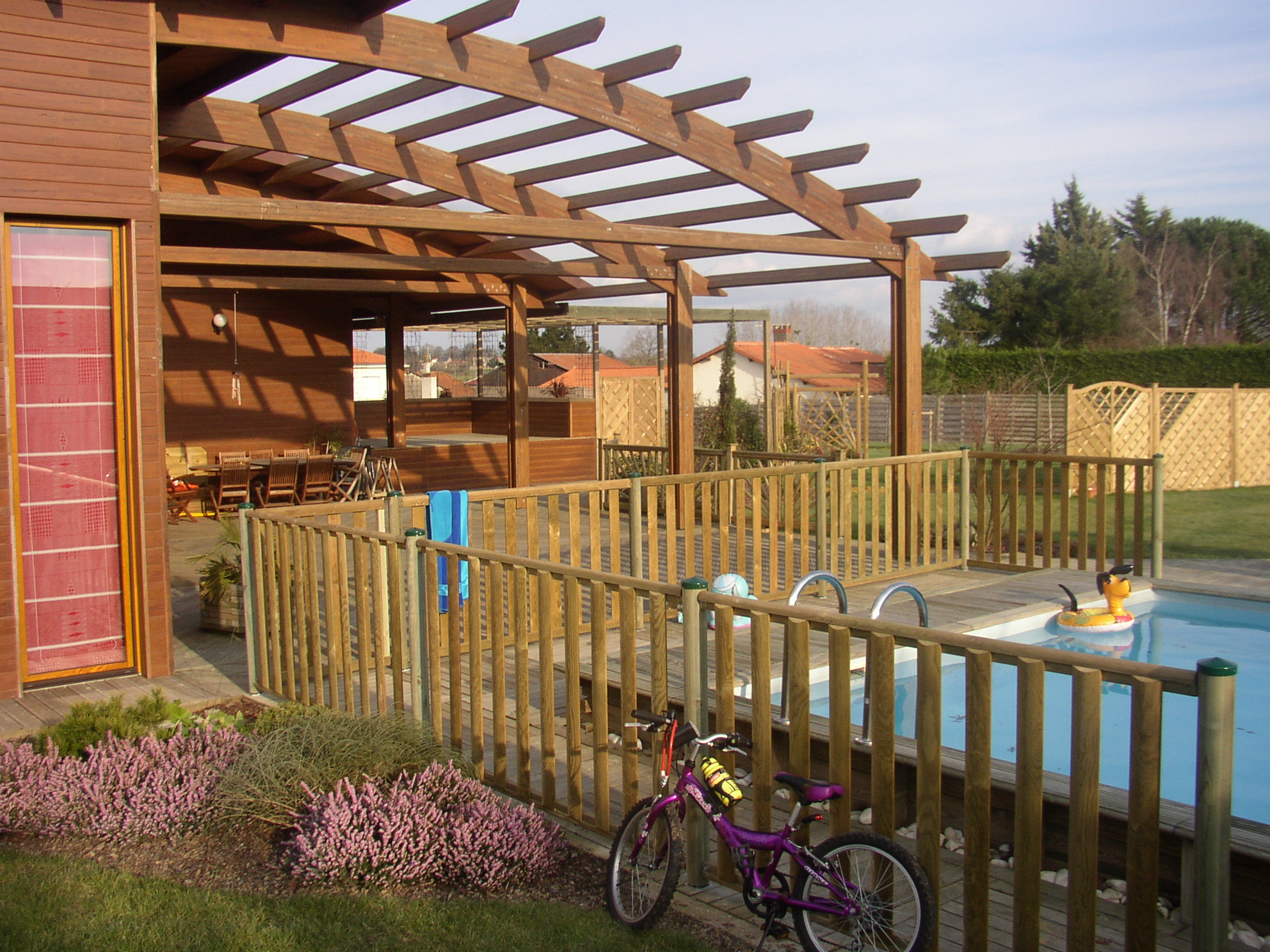 Clôture piscine bois Ecobois, une barrière de piscine très nature.